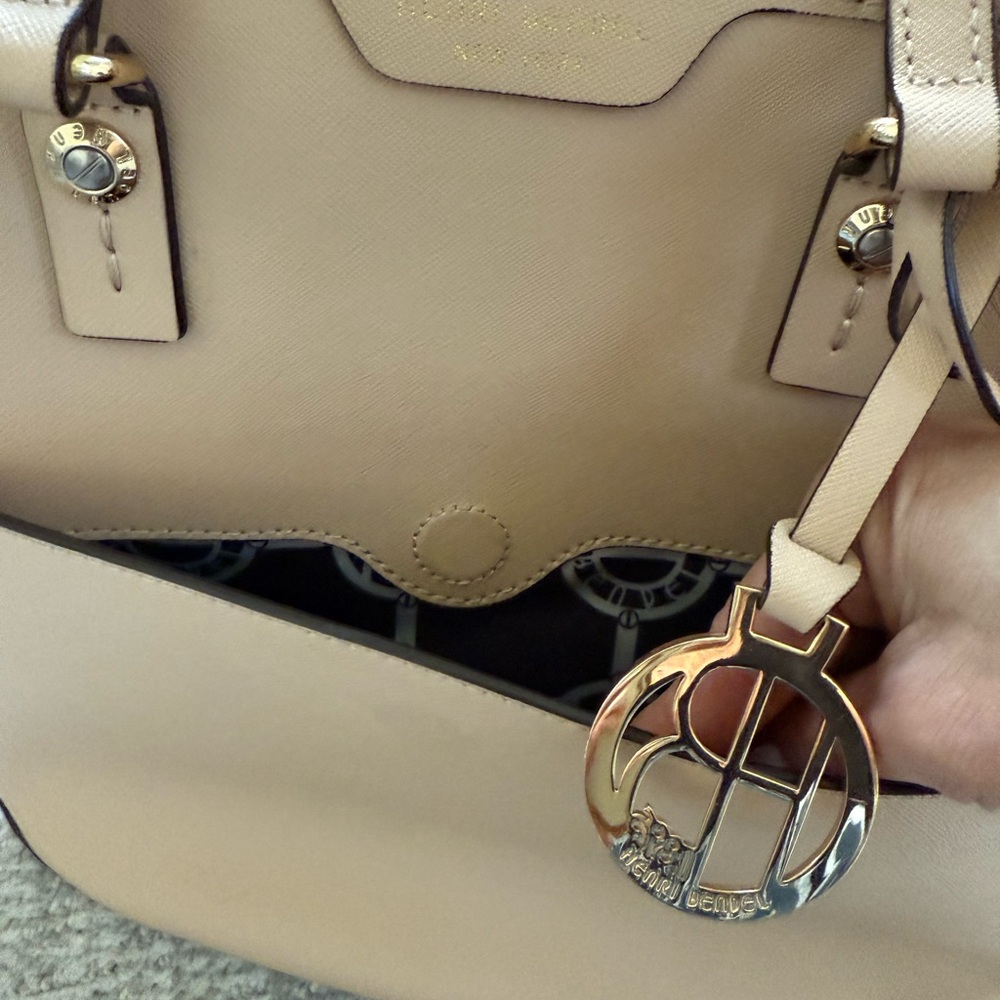Classic Henri Bendel bag - Picture 3 of 9